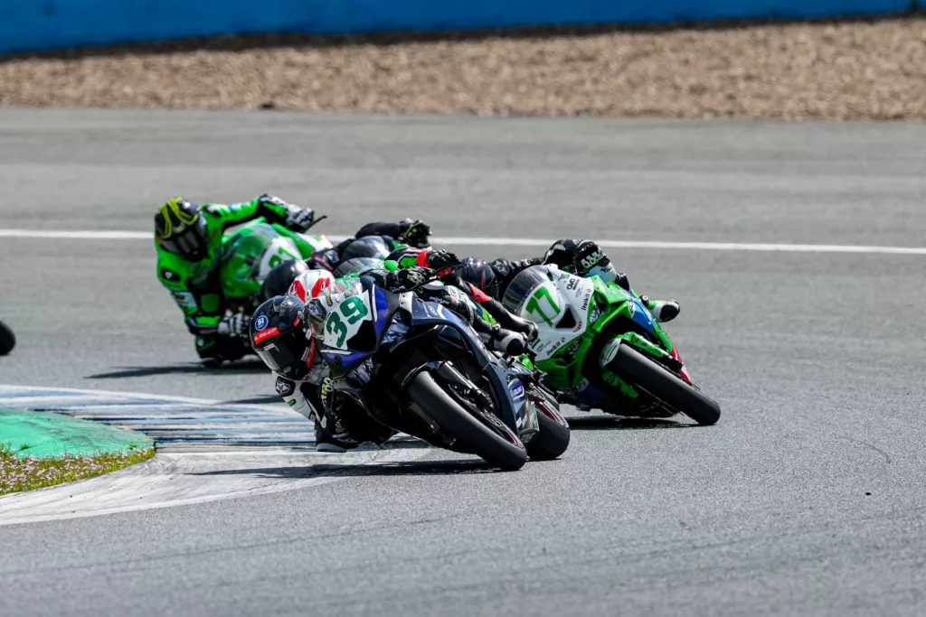 Juanfran Risueño entrando en curva con su Kawasaki negra, dorsal 39.