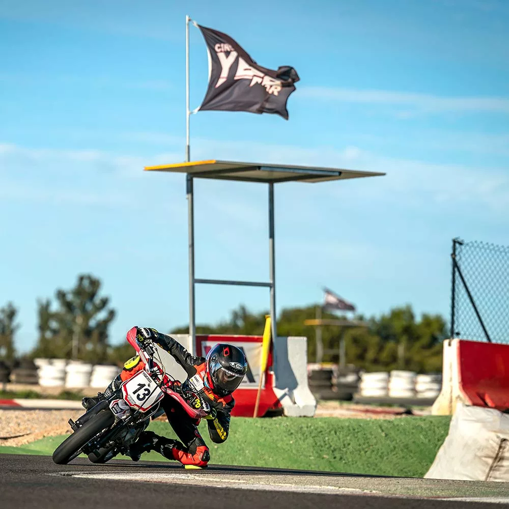 Piloto tomando una curva con una pitbike en Circuito Yepes Motor.