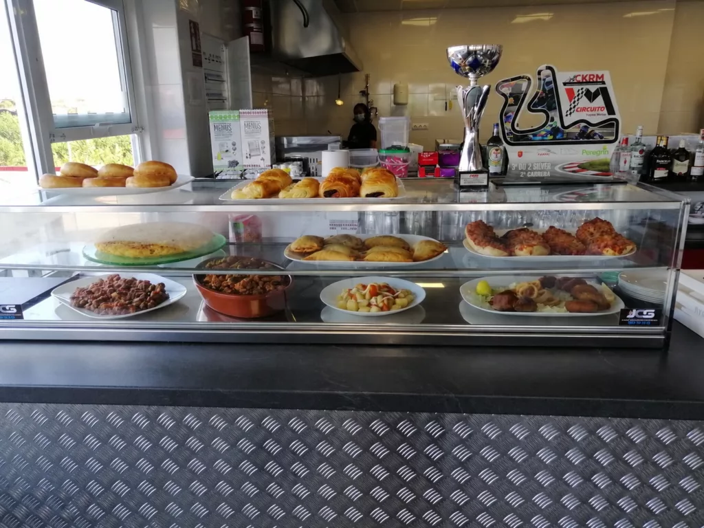 Barra y vitrina de comida de la cafetería de Circuito Yepes Motor.
