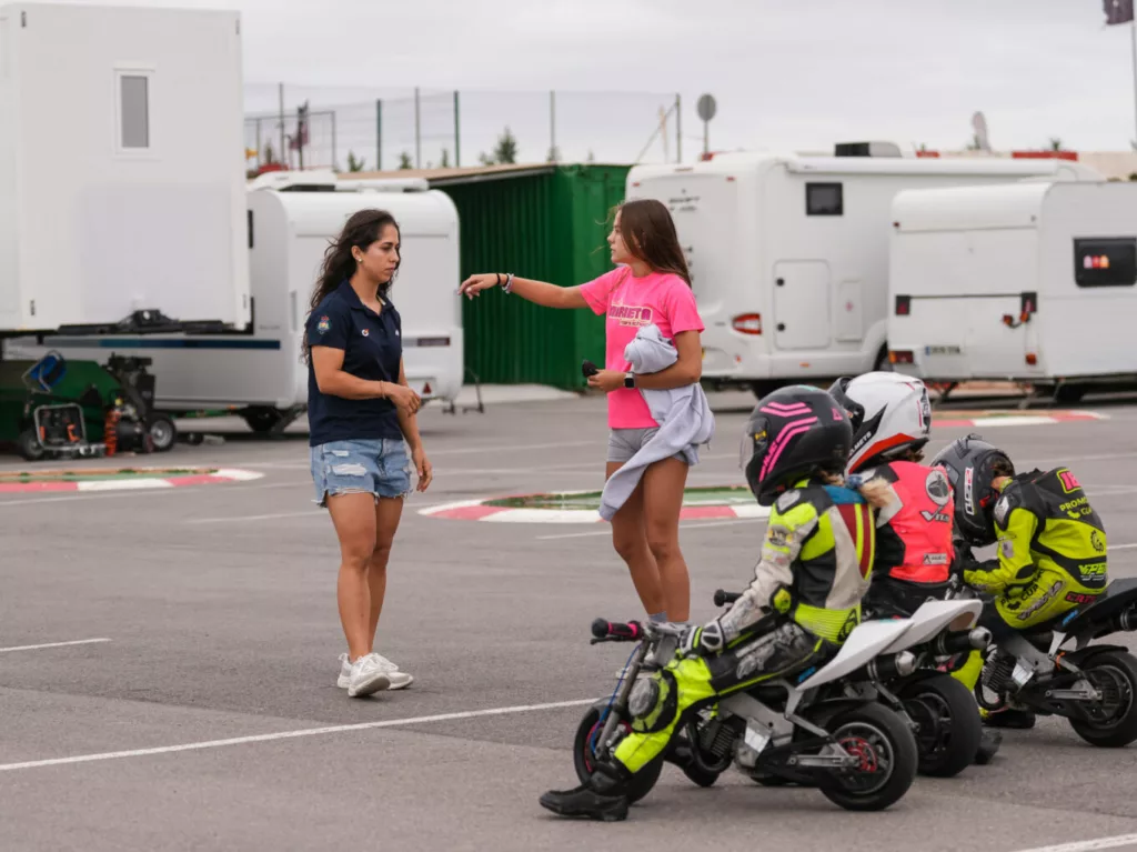 Instructoras y alumnas con sus motos durante el campus de velocidad en Circuito Yepes Motor, septiembre de 2024.