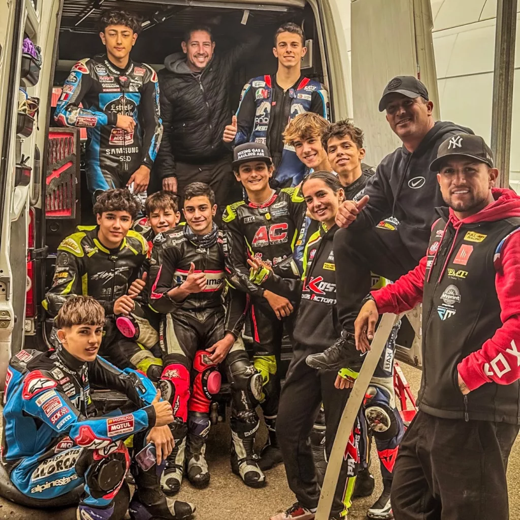 Grupo de pilotos de Pakosta Riders Factory en Circuito Yepes Motor