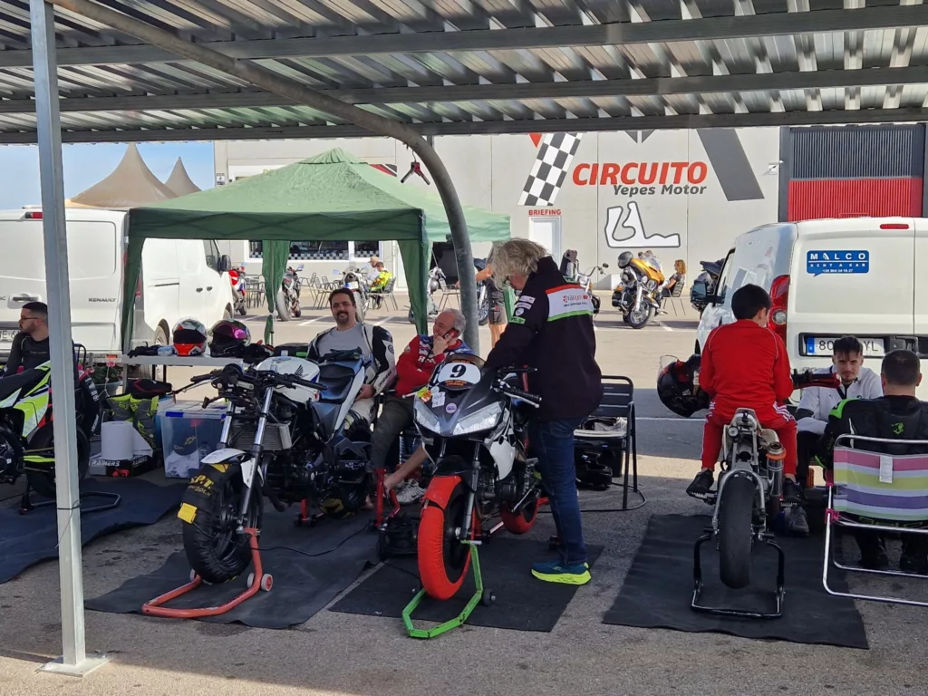 Pilotos preparando sus motos en la zona cubierta del paddock de Circuito Yepes Motor, enero de 2025.