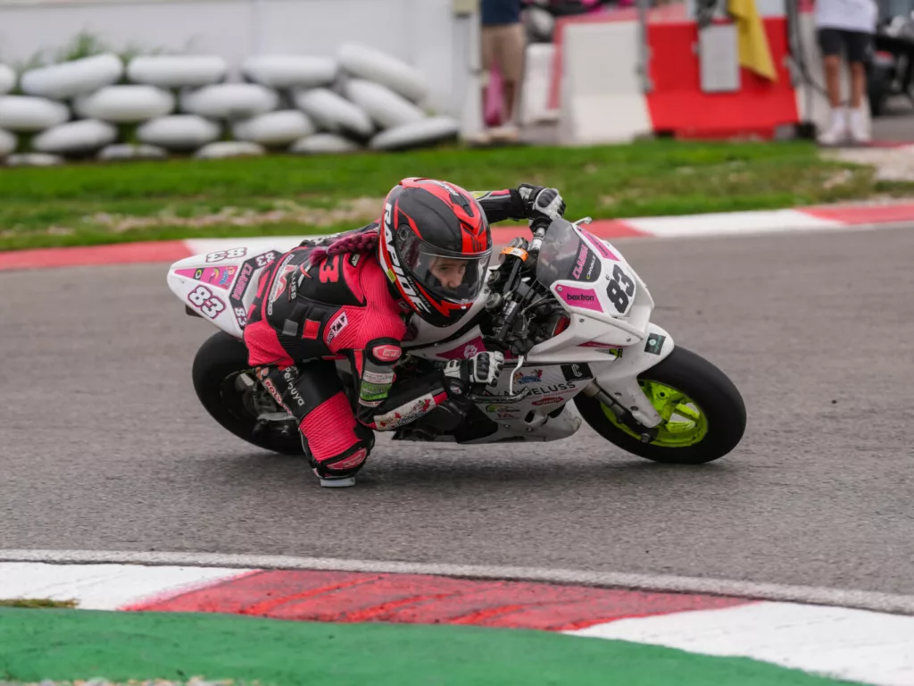 Piloto tomando una curva en Circuito Yepes Motor durante el campus de velocidad de 2024.